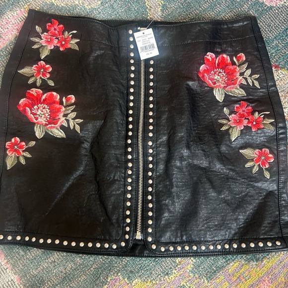 American Eagle Outfitters Dresses & Skirts - American Eagle black faux Leather Skirt with Red Floral Embroidery size 10